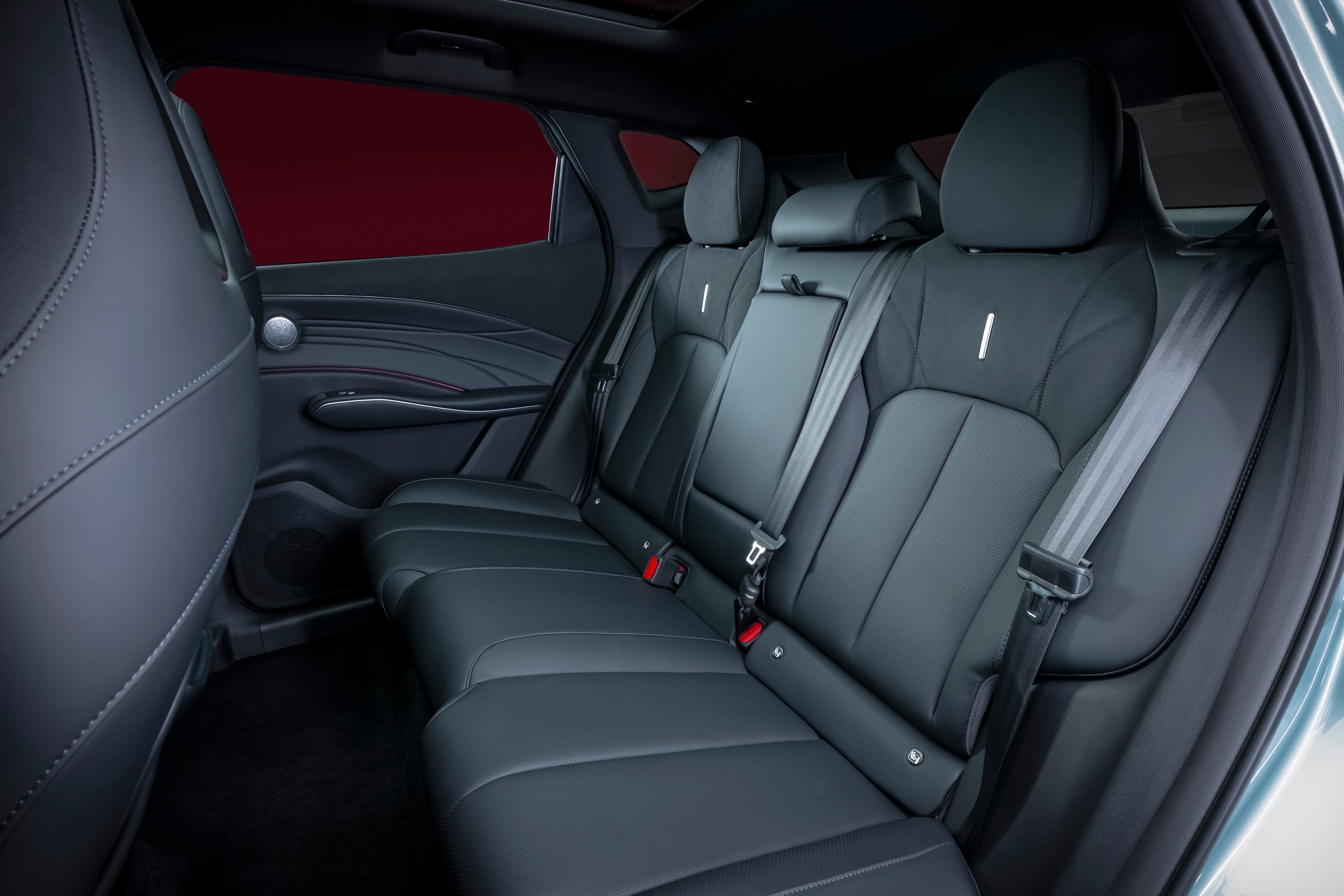 10. OMODA 7 rear seats inc. ISOFIX covers _ points.jpg
